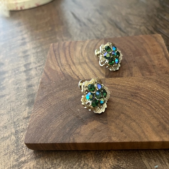 VTG Lisner screw back iridescent blue/green stone earrings in gold tone - Picture 4 of 8